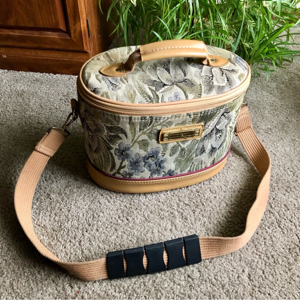 American Tourister vintage-style toiletry bag